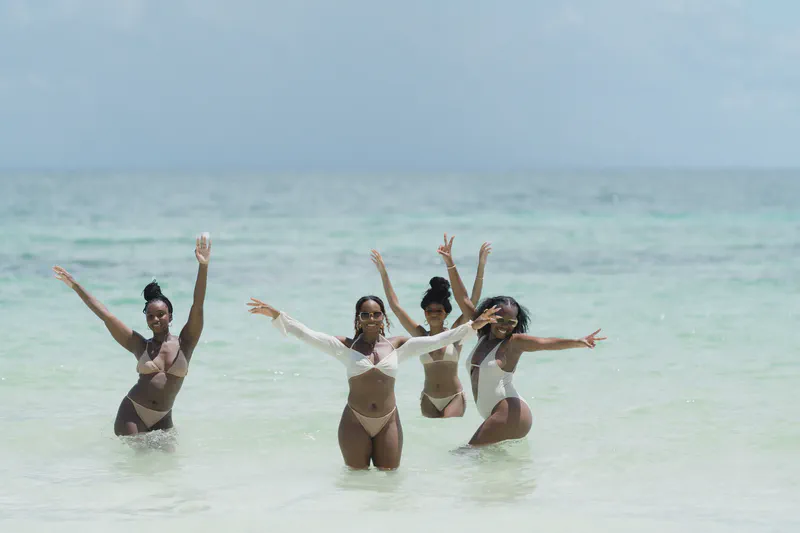 Celebración grupal en las aguas cristalinas del Caribe