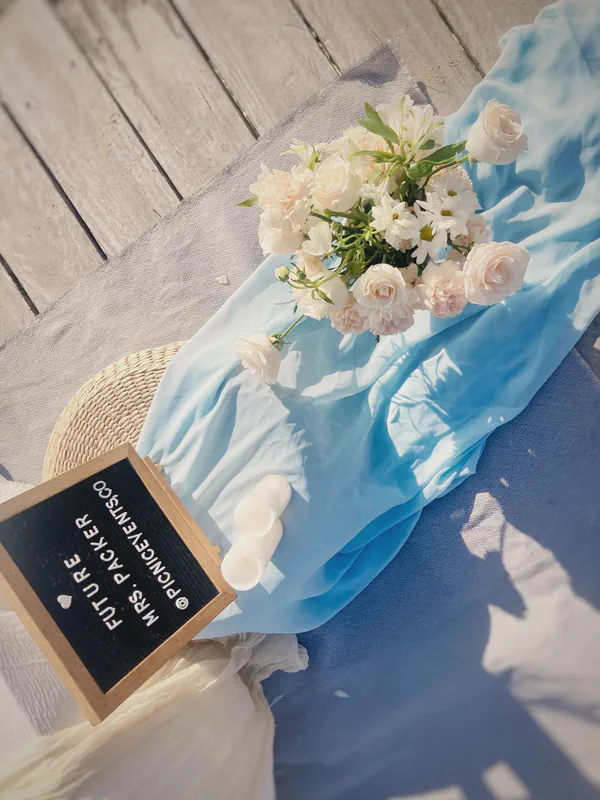 Toma amplia de un picnic boho-chic en la playa