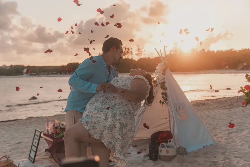 Montaje romántico de propuesta en la playa