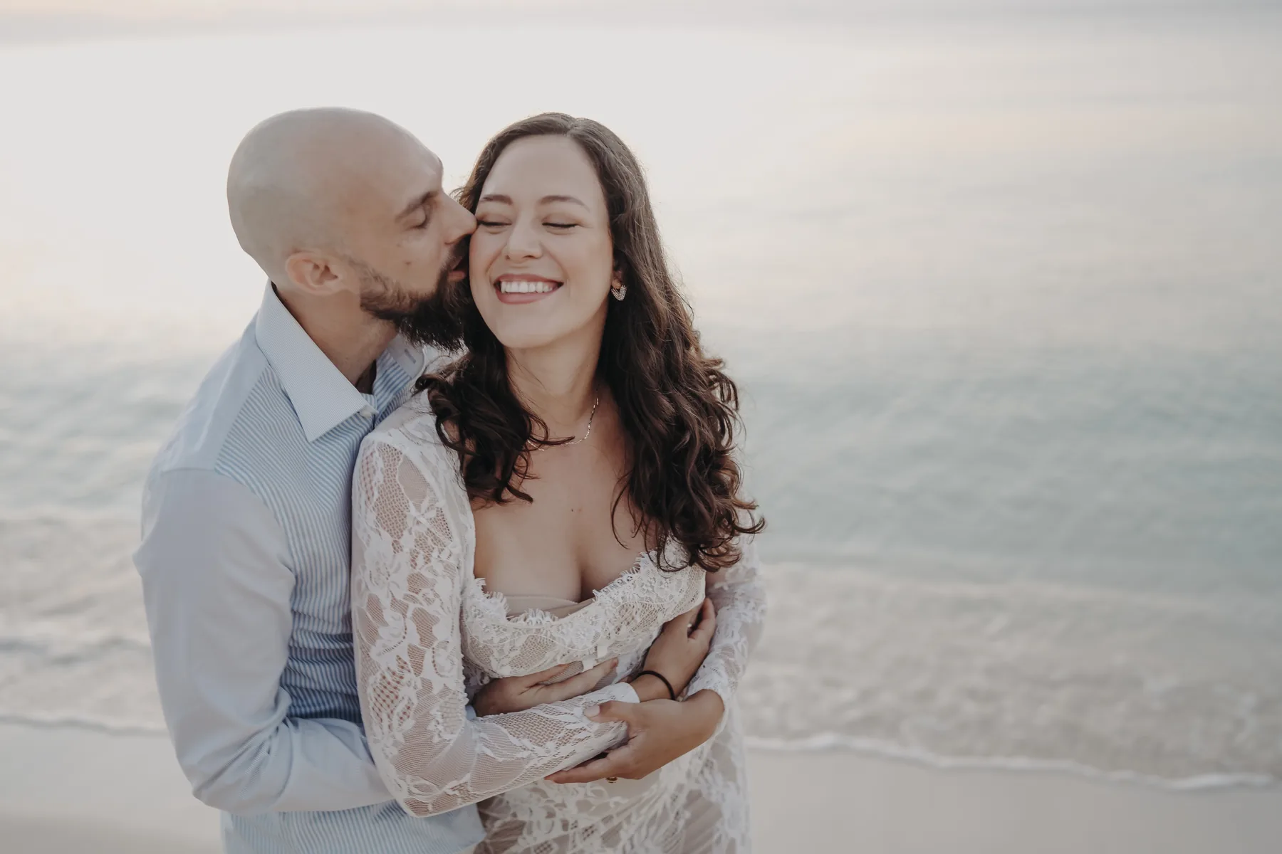 Jazmin and Andrew embracing after their Playa del Carmen gender reveal picnic