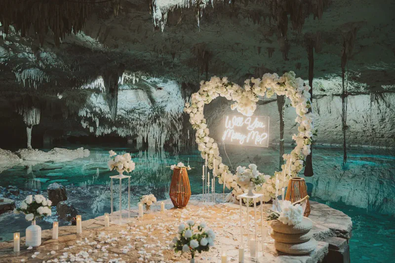 Propuesta romántica de matrimonio en cueva de cenote